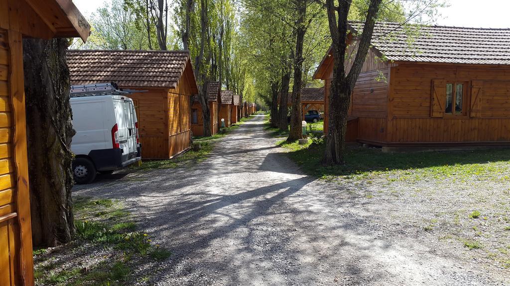 Camping La Motte Flottante La Freissinouse Buitenkant foto